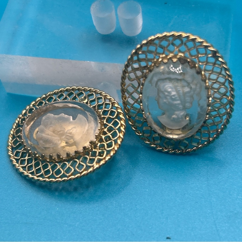 Vintage whiting & Davis intaglio glass cameo clip earrings Goldtone filigree - Picture 2 of 7